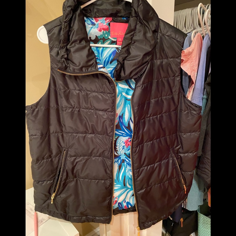 Lilly Pulitzer Paradise Vest in Onyx size XL has a tiny snag on the bottom